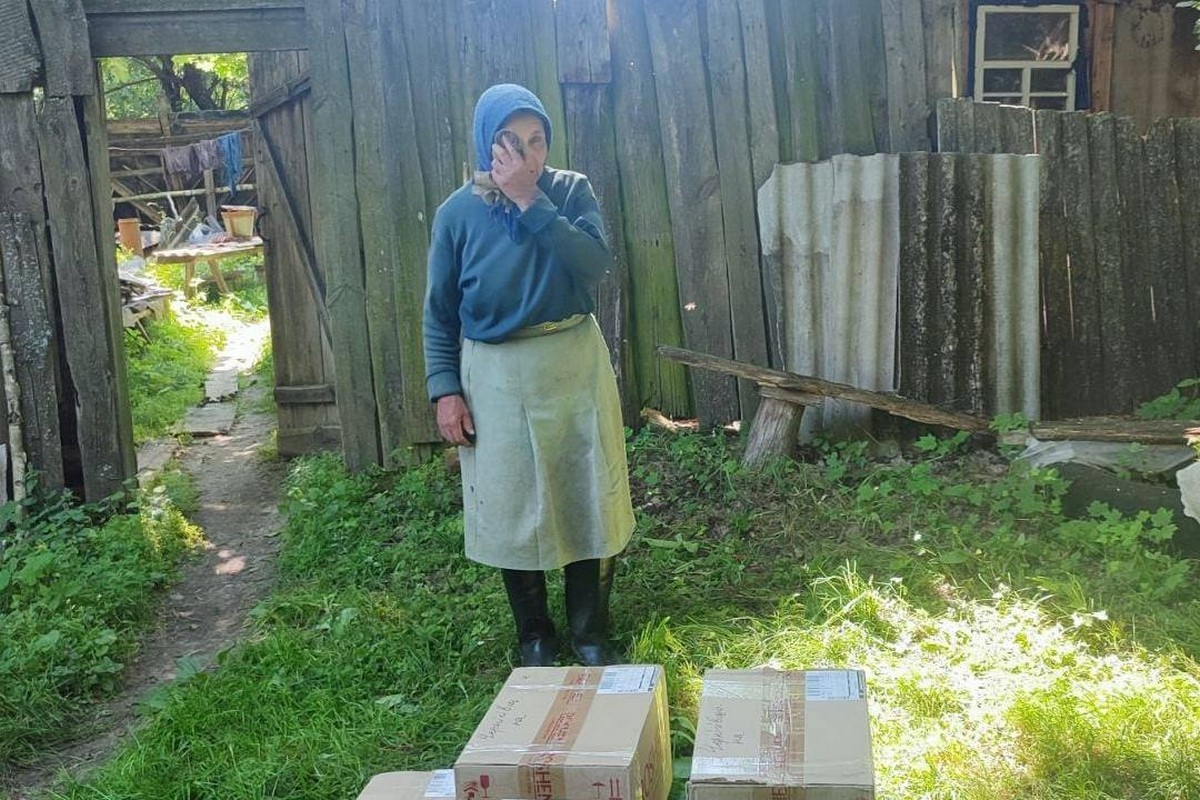 Вона плакала від радості: нікопольці допомогли жінці, яка абсолютно сама живе на кордоні з Росією
