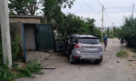 «Дрон влучив по автівці – на щастя, люди встигли вибігти»: поліція про обстріли Нікополя