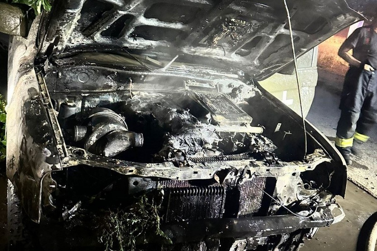 На Дніпропетровщині в двох містах спалили автівки військових (фото)