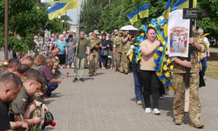 Місто знову у скорботі: Покров сьогодні прощався з Героєм (фото)