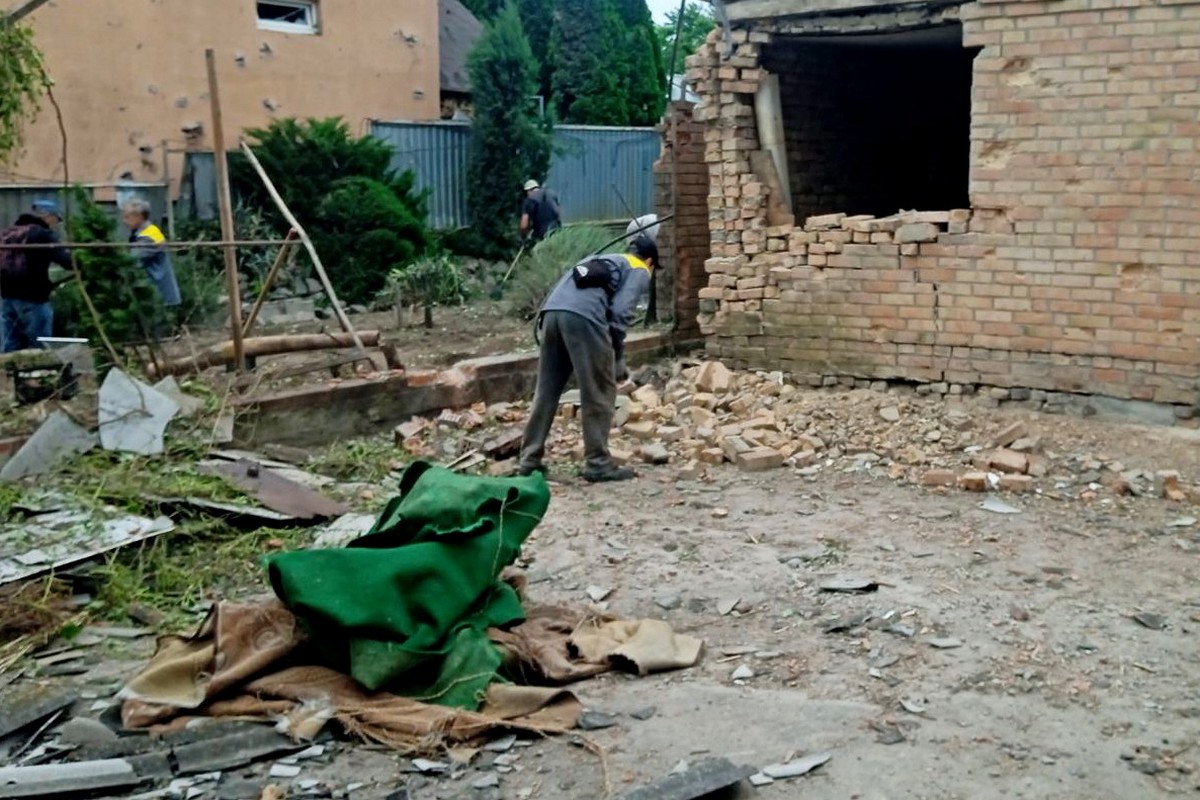 Нікополь продовжує жити і працювати під обстрілами: фотозвіт про роботу комунальників 