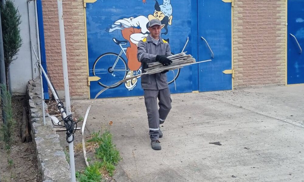 Нікополь продовжує жити і працювати під обстрілами: триматися місту допомагають комунальники (фото)