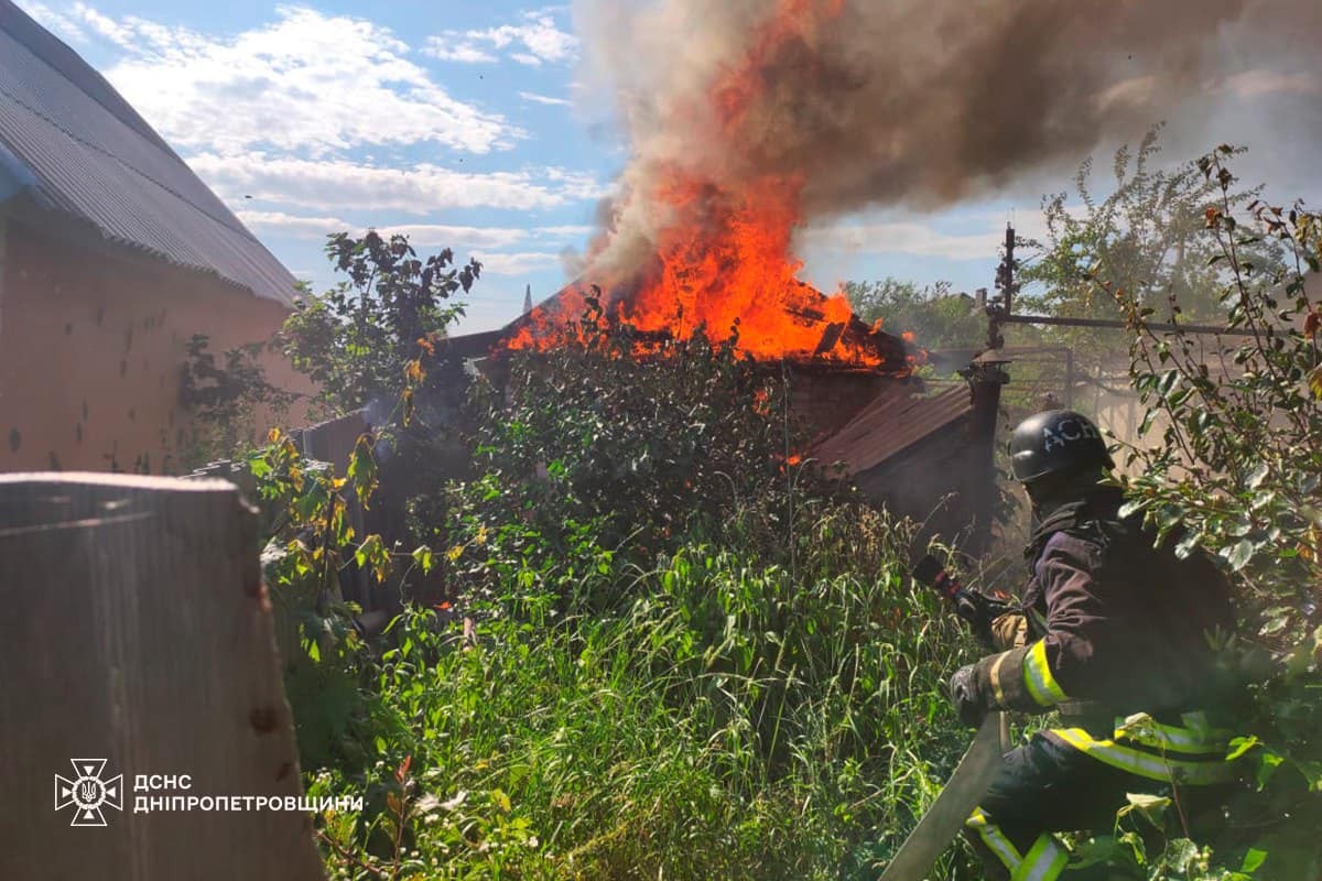 У Нікополі сталася пожежа на території приватного домоволодіння (фото)