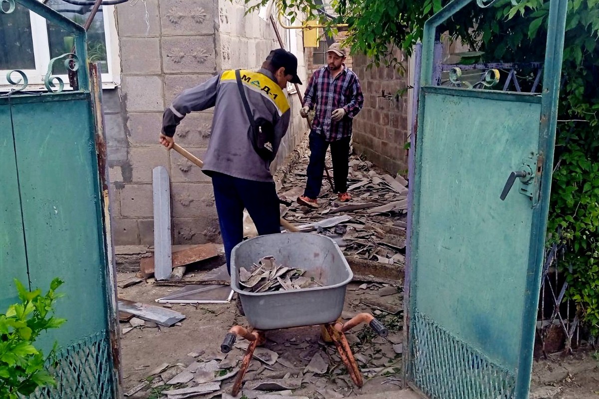 Нікополь продовжує жити і працювати під обстрілами: фотозвіт про роботу комунальників 