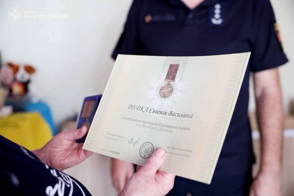 Дніпровську рятувальницю Євгенію Дудку посмертно нагородили відзнакою Президента «За оборону України» (фото)
