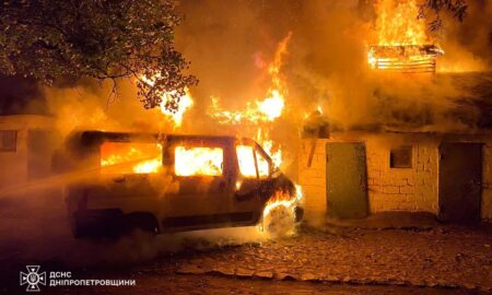 Масштабна пожежа у Покрові: горів мікроавтобус і господарчі споруди