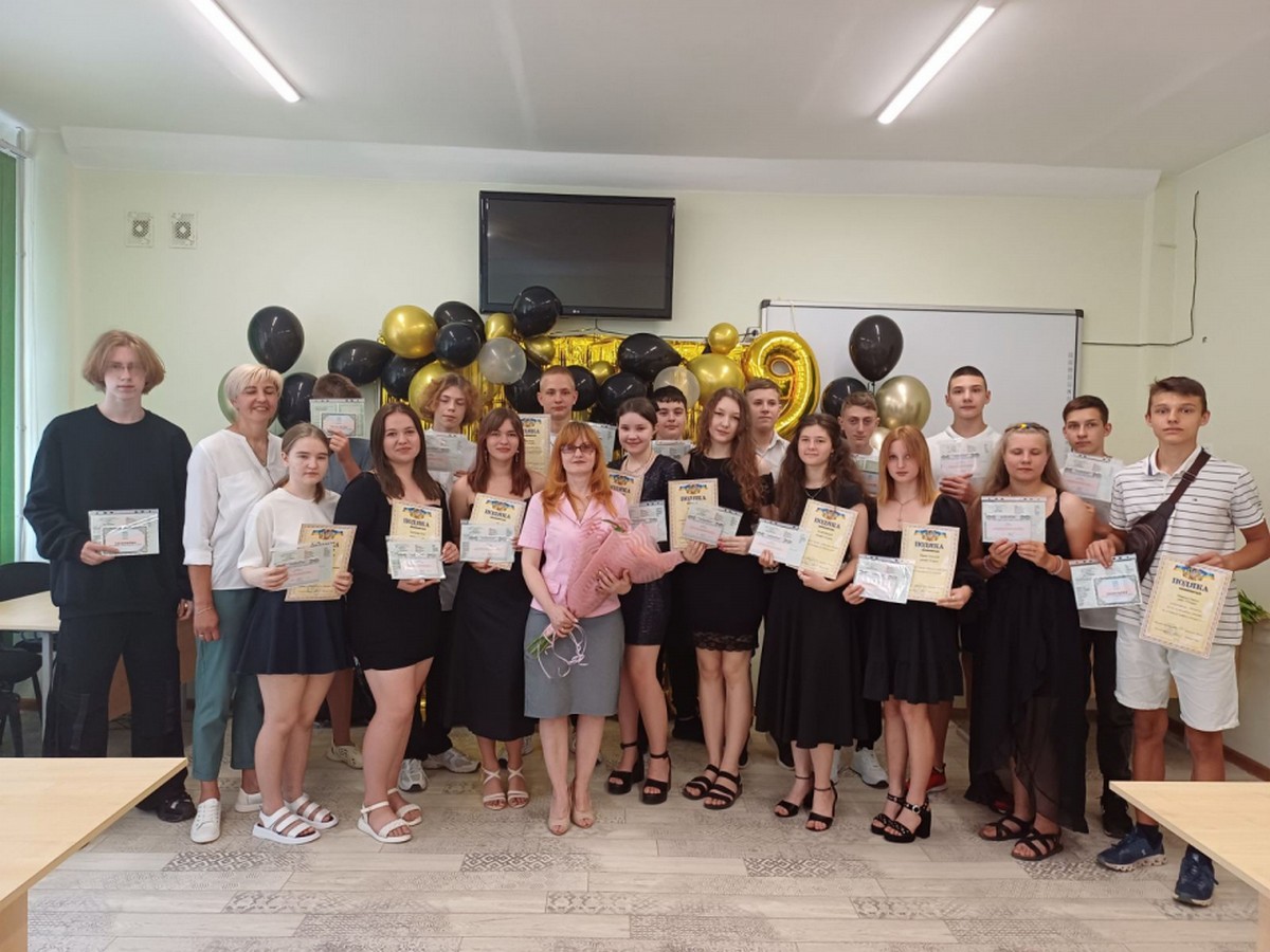 379 дев’ятикласників у Покрові отримали свої перші документи про освіту