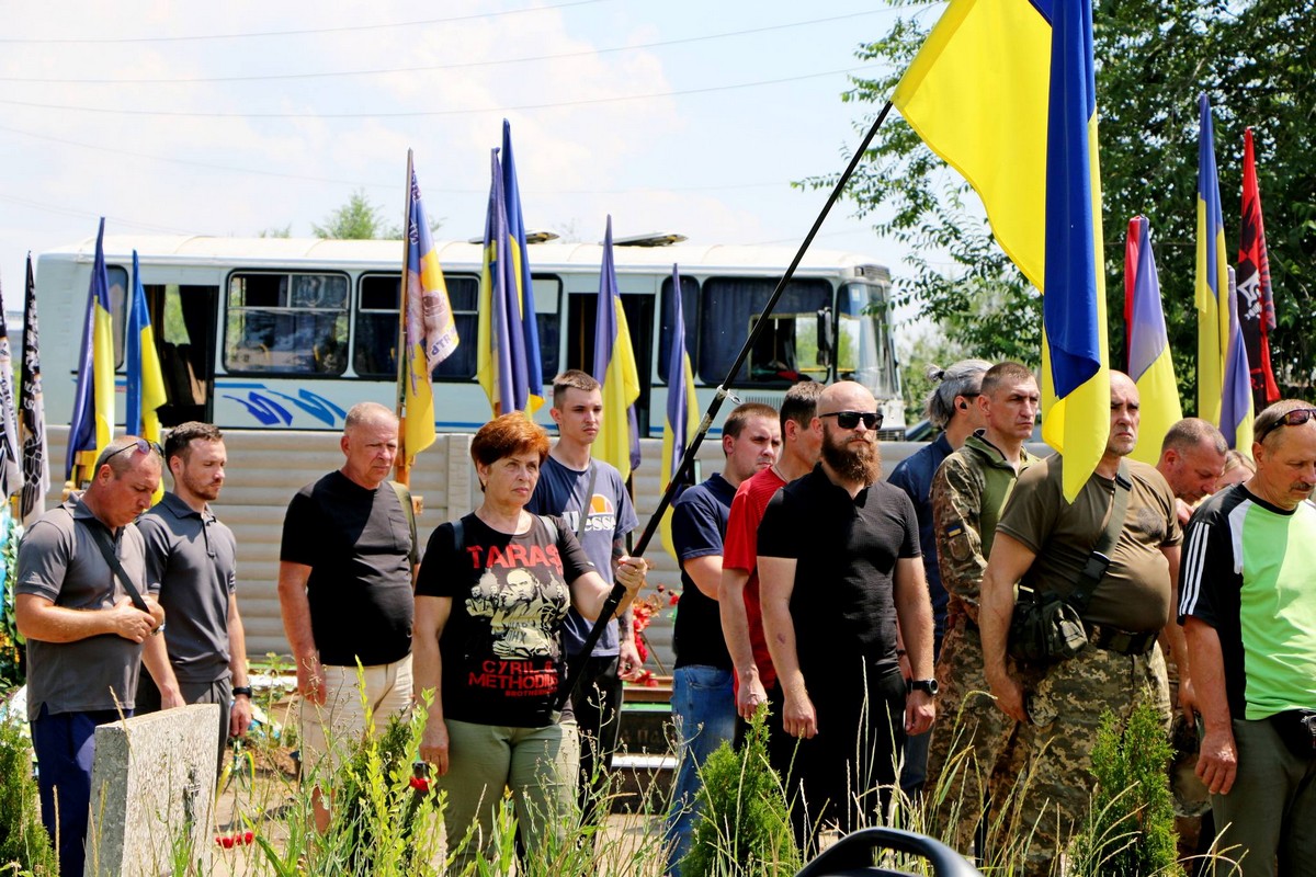 Мріяв відсвяткувати Перемогу… У Нікополі сьогодні простилися з десантником Костянтином Малявою (фото)