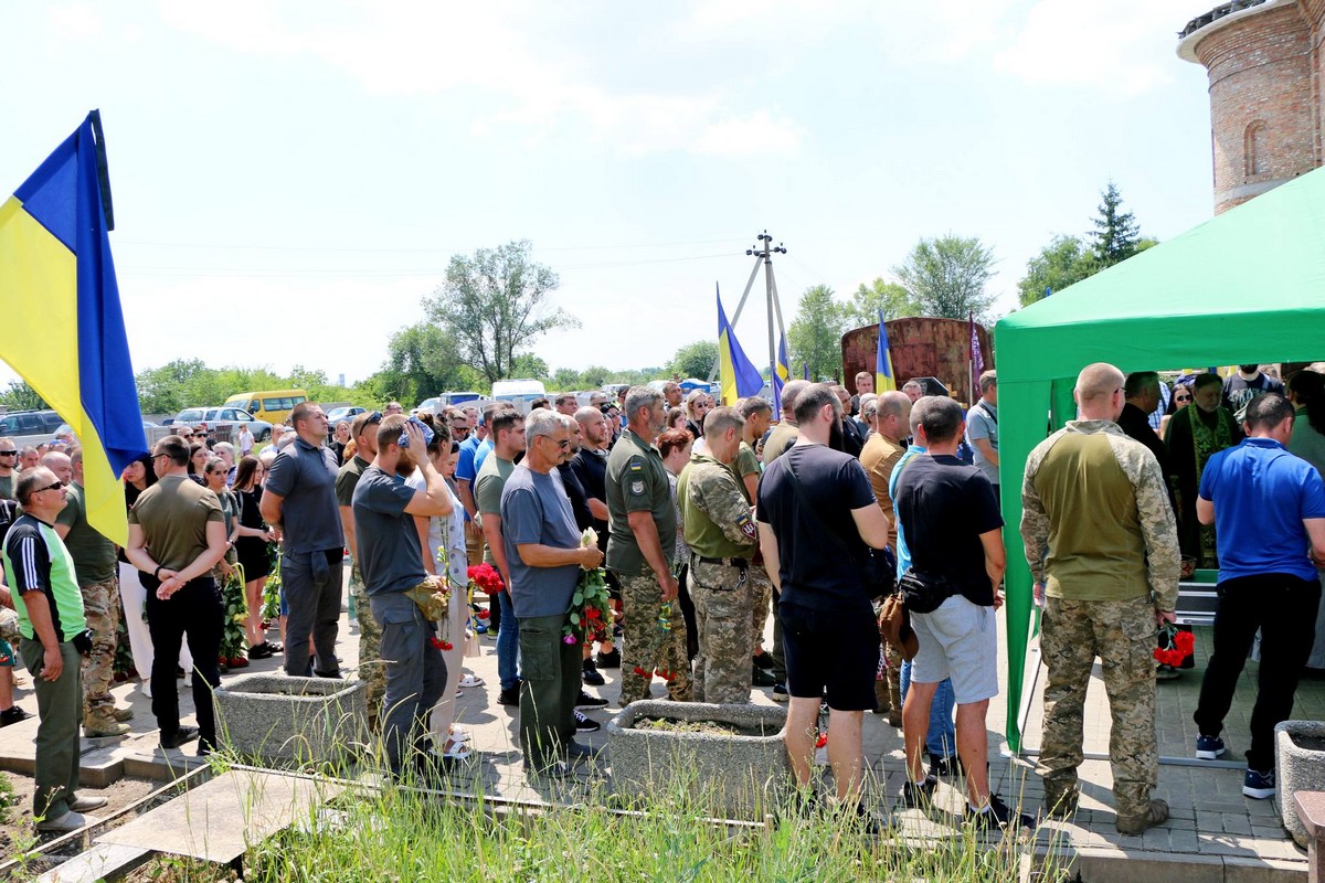 Мріяв відсвяткувати Перемогу… У Нікополі сьогодні простилися з десантником Костянтином Малявою (фото)