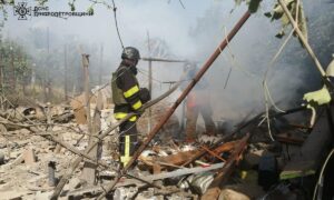 У Нікополі внаслідок обстрілу виникла пожежа у житловому секторі