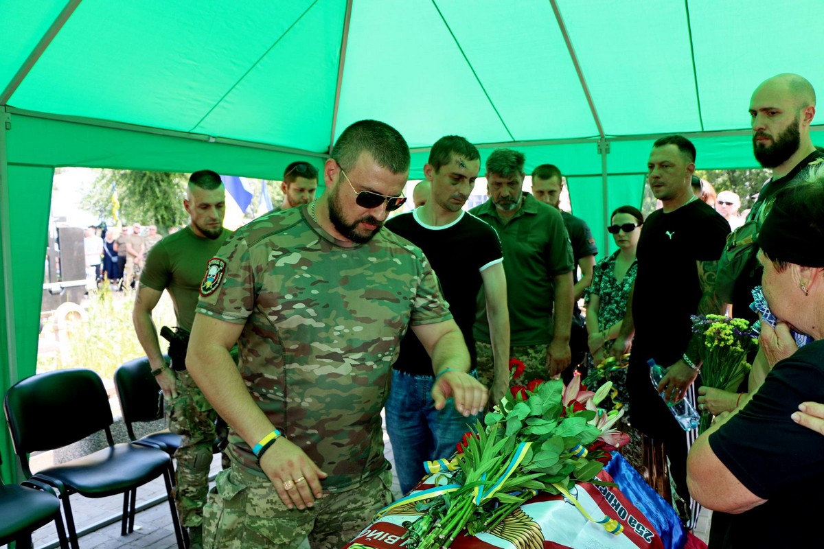 Мріяв відсвяткувати Перемогу… У Нікополі сьогодні простилися з десантником Костянтином Малявою (фото)