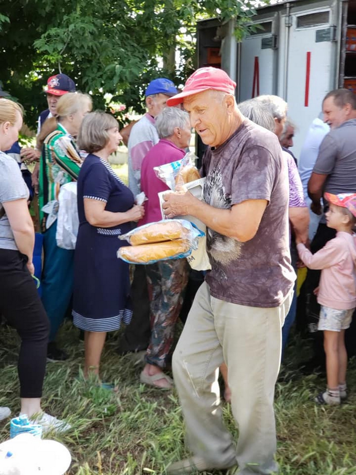 У Мирівській громаді людям роздали хліб: фото