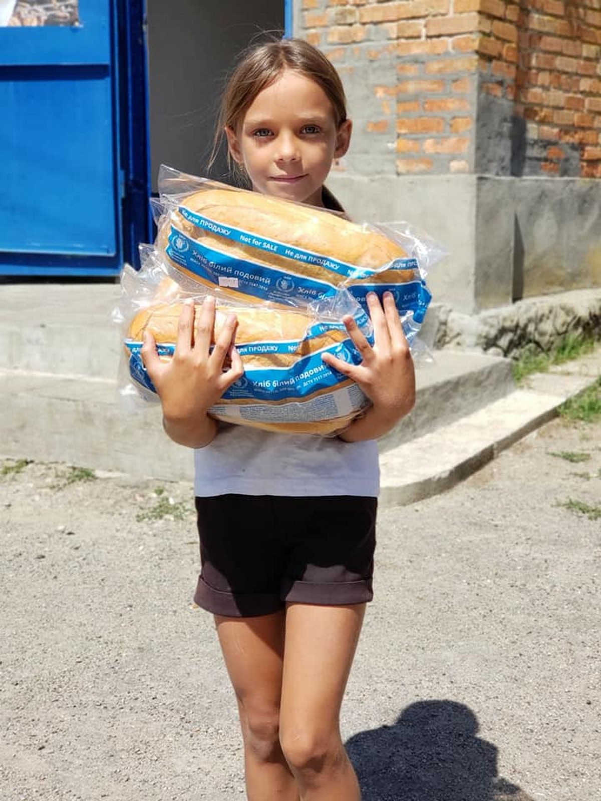 У Мирівській громаді людям роздали хліб: фото