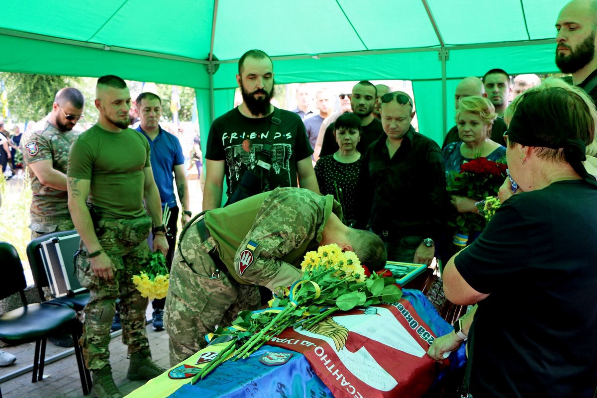 Мріяв відсвяткувати Перемогу… У Нікополі сьогодні простилися з десантником Костянтином Малявою (фото)