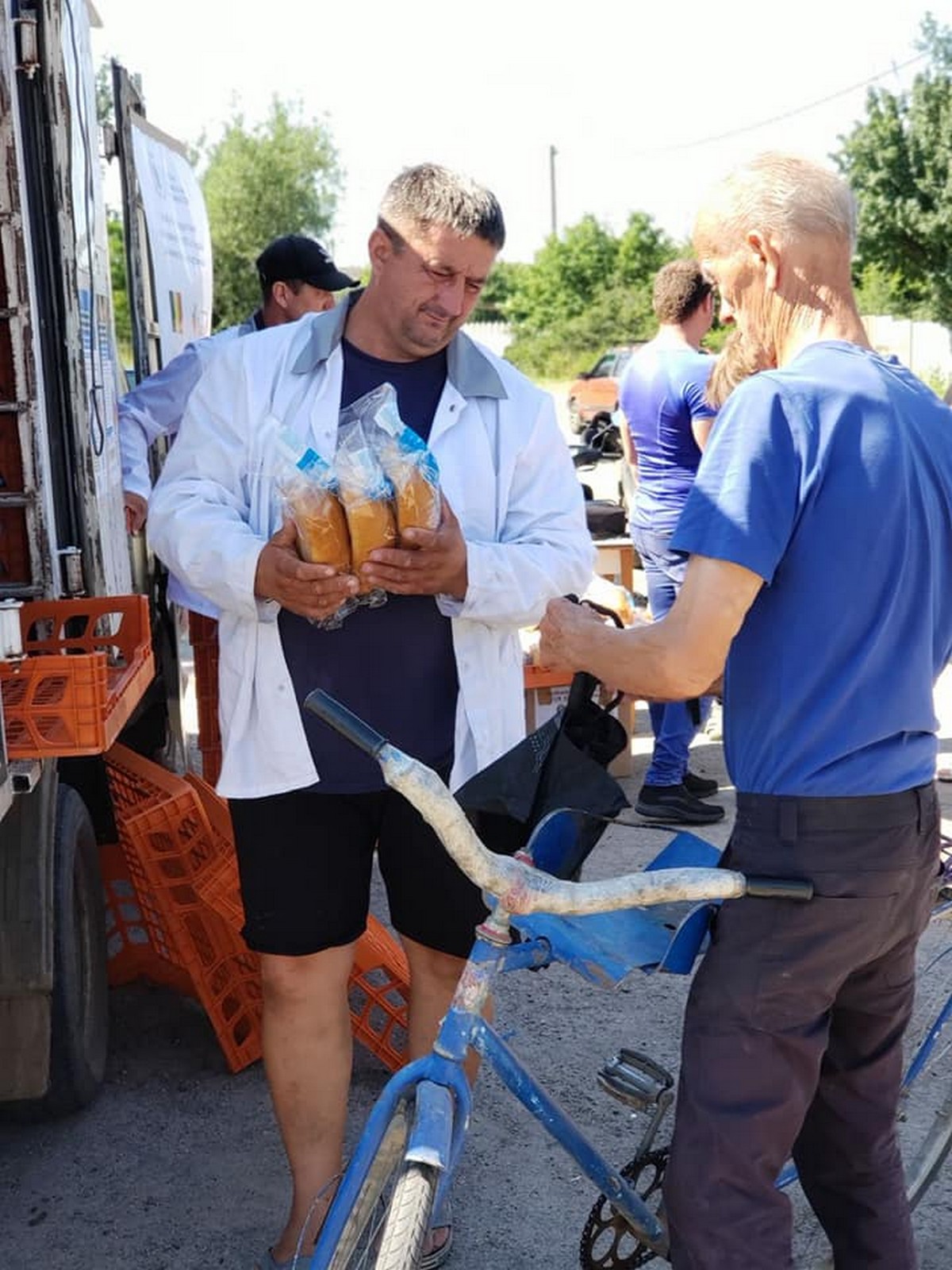 У Мирівській громаді людям роздали хліб: фото