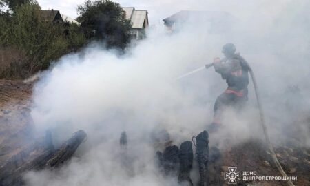 У Нікополі спалахнули пожежі внаслідок ворожих обстрілів (фото)