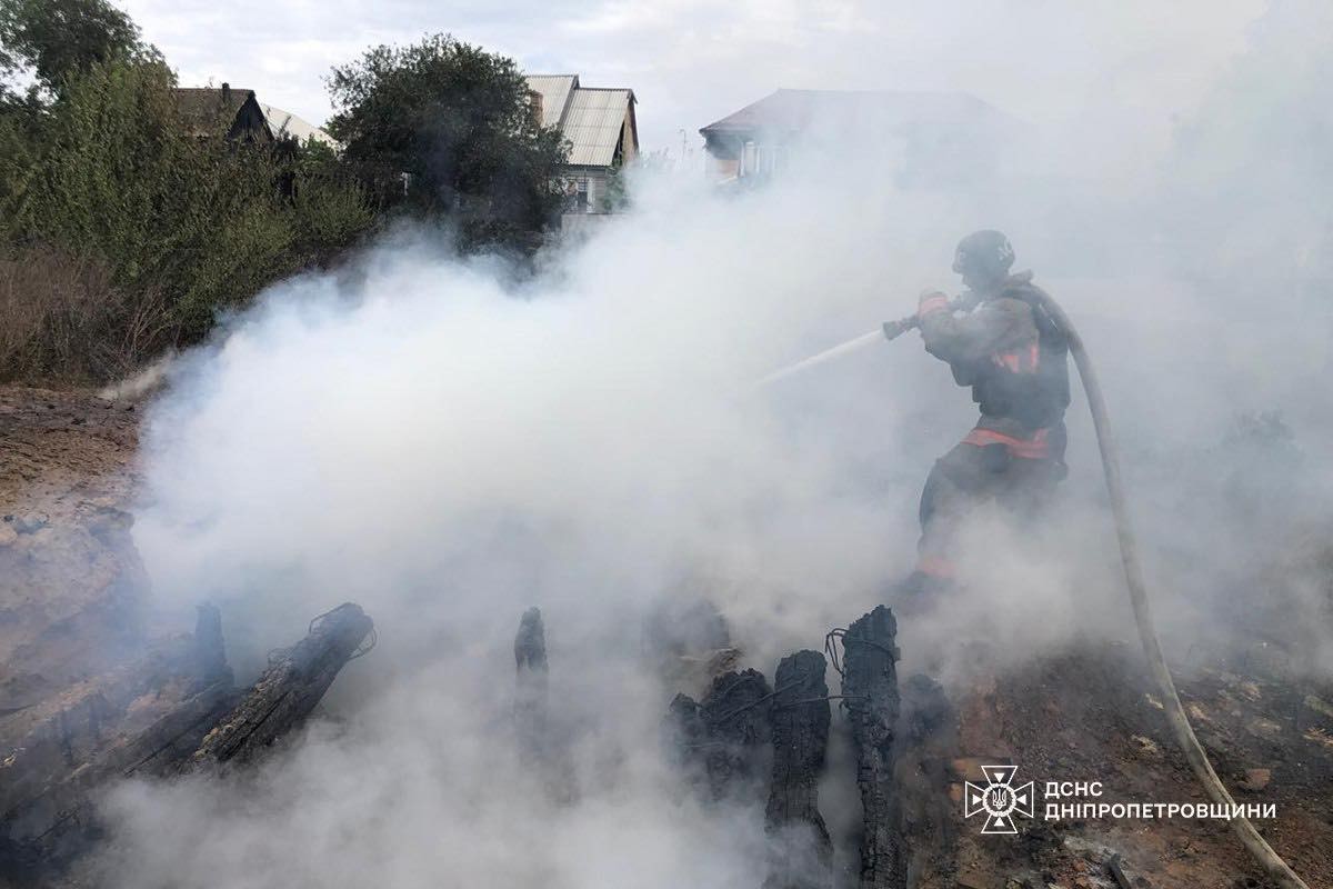 У Нікополі спалахнули пожежі внаслідок ворожих обстрілів (фото)