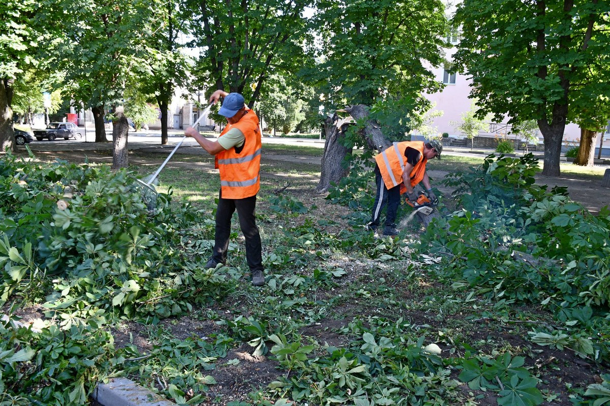 Усували наслідки обстрілів і буревію: чим займалися комунальники Нікополя на цьому тижні