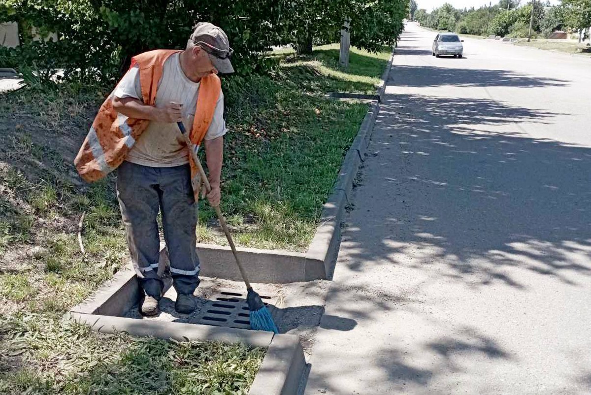 Усували наслідки обстрілів і буревію: чим займалися комунальники Нікополя на цьому тижні