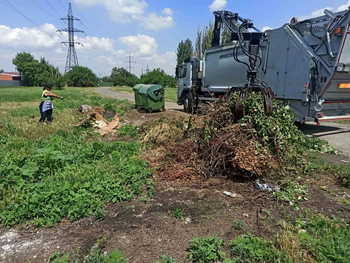 Усували наслідки обстрілів і буревію: чим займалися комунальники Нікополя на цьому тижні