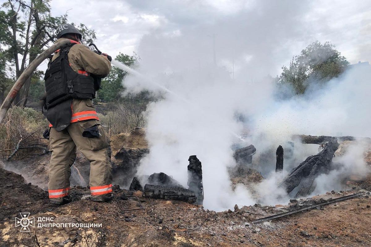 У Нікополі спалахнули пожежі внаслідок ворожих обстрілів: фото