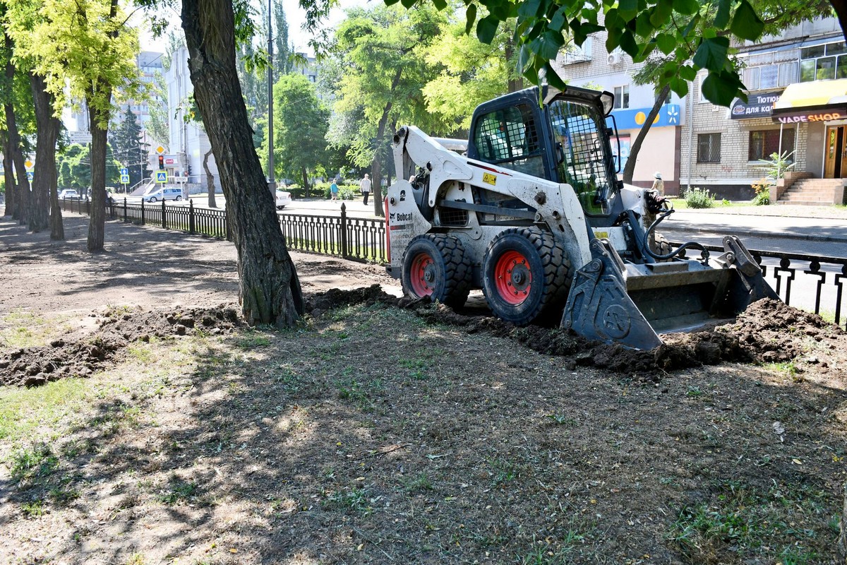 Усували наслідки обстрілів і буревію: чим займалися комунальники Нікополя на цьому тижні