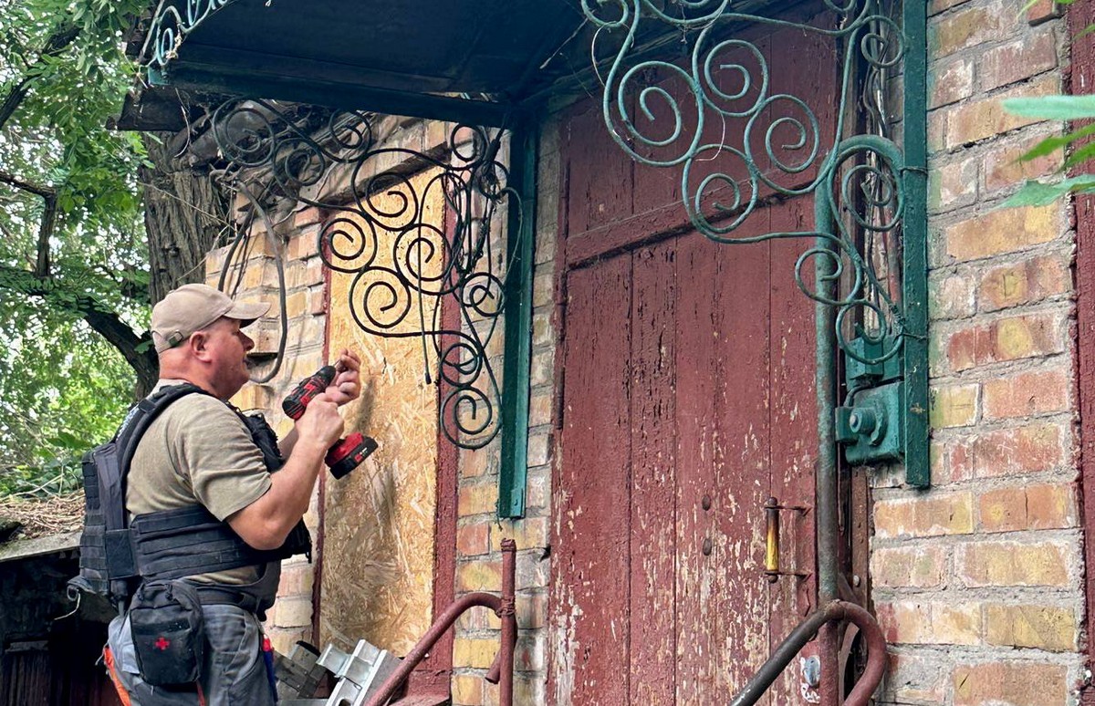 Усували наслідки обстрілів і буревію: чим займалися комунальники Нікополя на цьому тижні