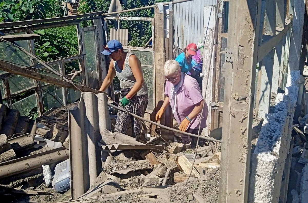 Усували наслідки обстрілів і буревію: чим займалися комунальники Нікополя на цьому тижні