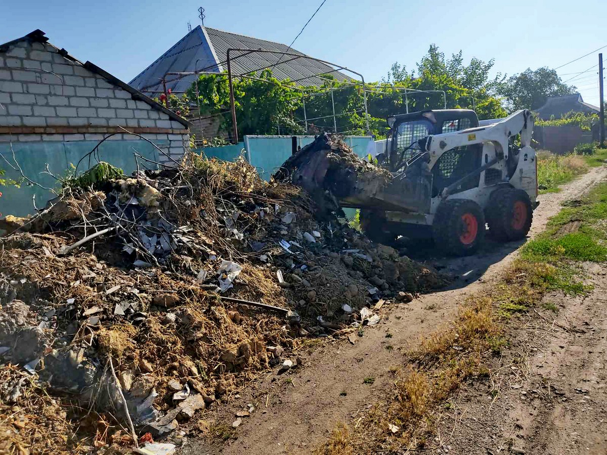 Усували наслідки обстрілів і буревію: чим займалися комунальники Нікополя на цьому тижні