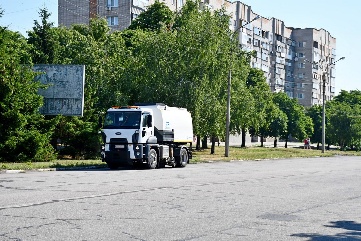 Усували наслідки обстрілів і буревію: чим займалися комунальники Нікополя на цьому тижні