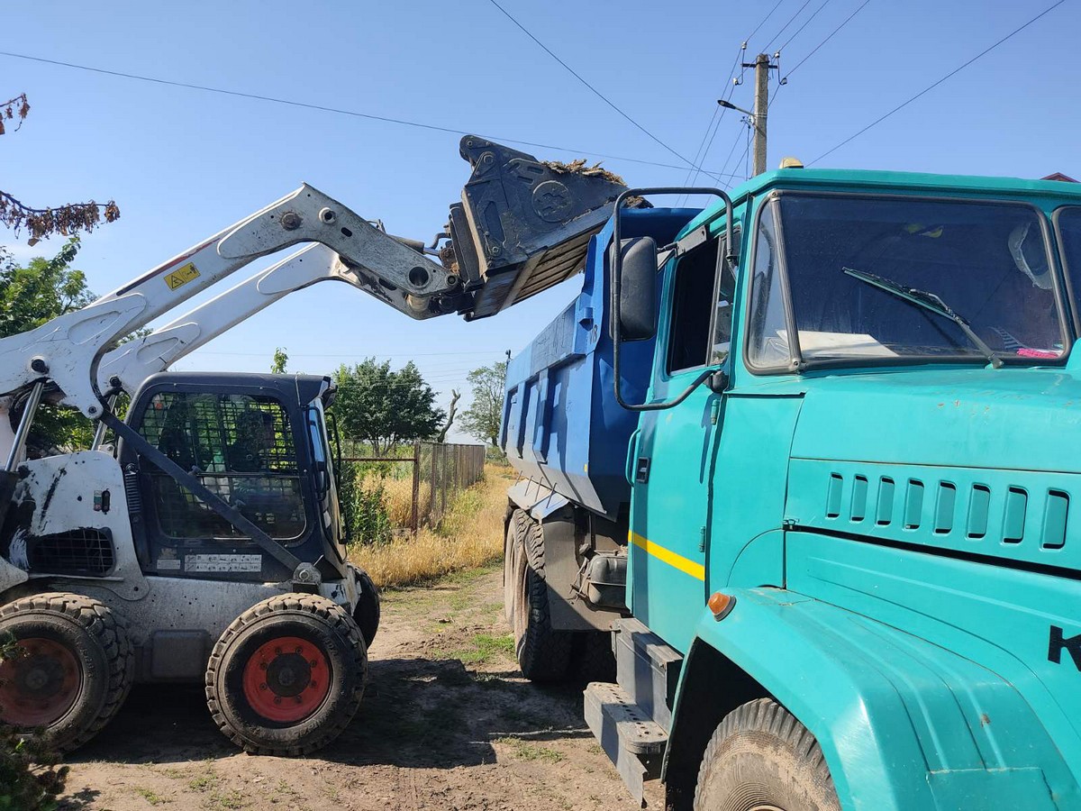 Усували наслідки обстрілів і буревію: чим займалися комунальники Нікополя на цьому тижні