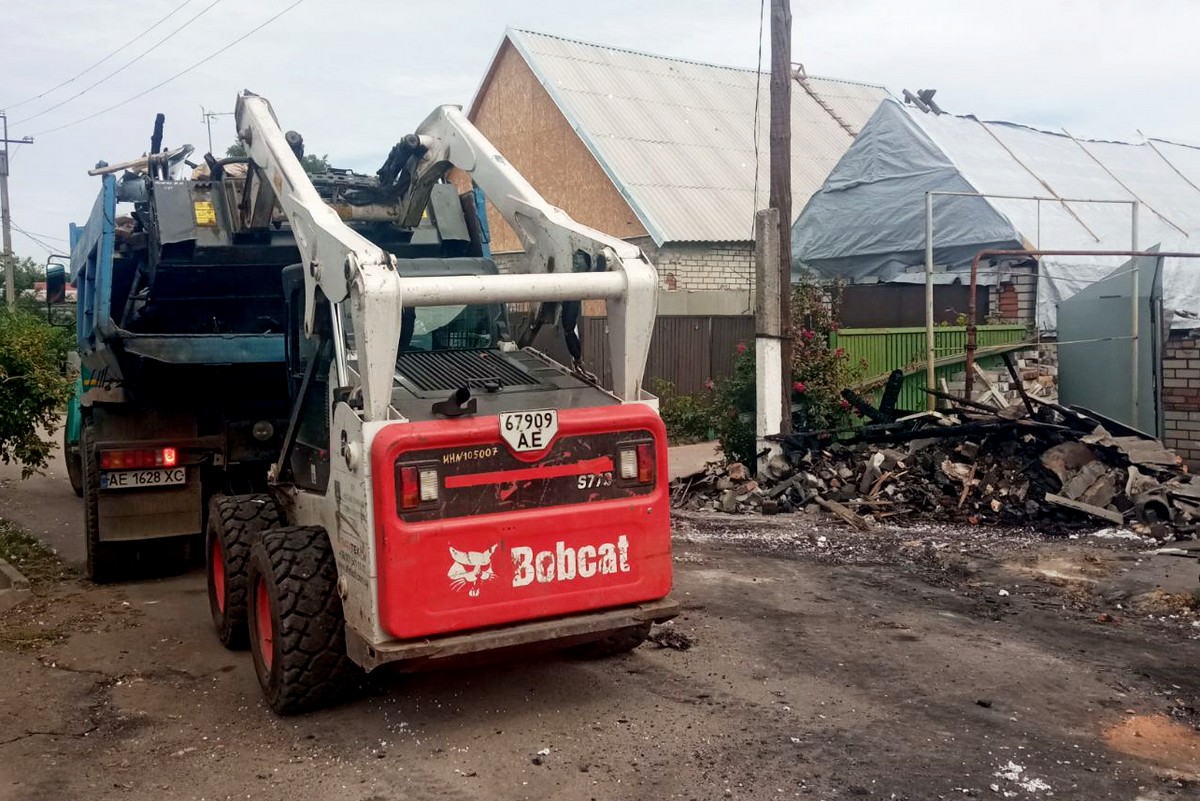 Усували наслідки обстрілів і буревію: чим займалися комунальники Нікополя на цьому тижні