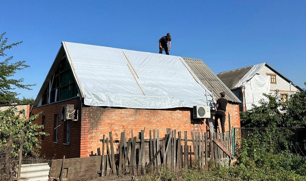 Усували наслідки обстрілів і буревію: чим займалися комунальники Нікополя на цьому тижні