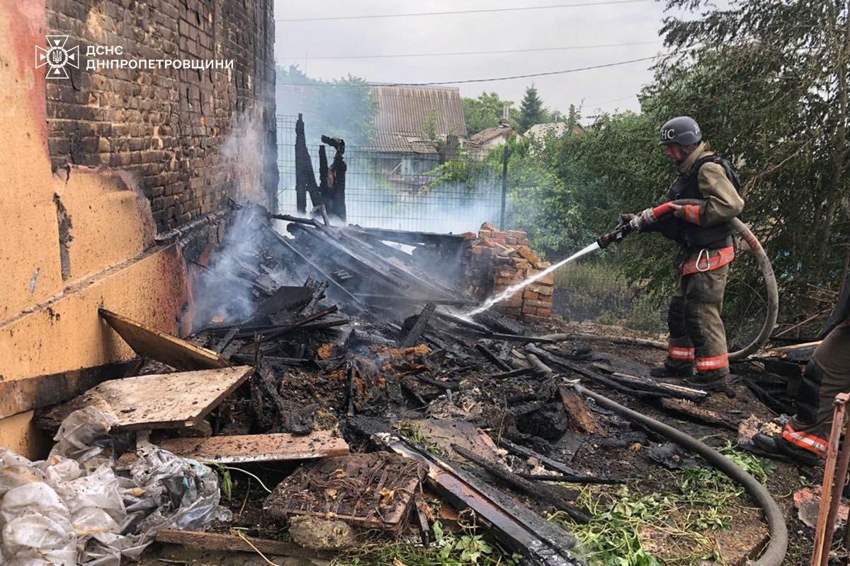 У Нікополі спалахнули пожежі внаслідок ворожих обстрілів: фото