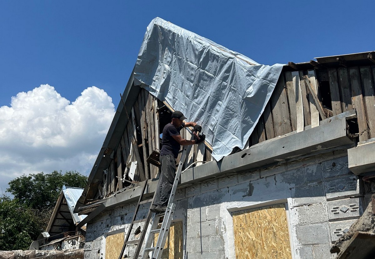 Усували наслідки обстрілів і буревію: чим займалися комунальники Нікополя на цьому тижні