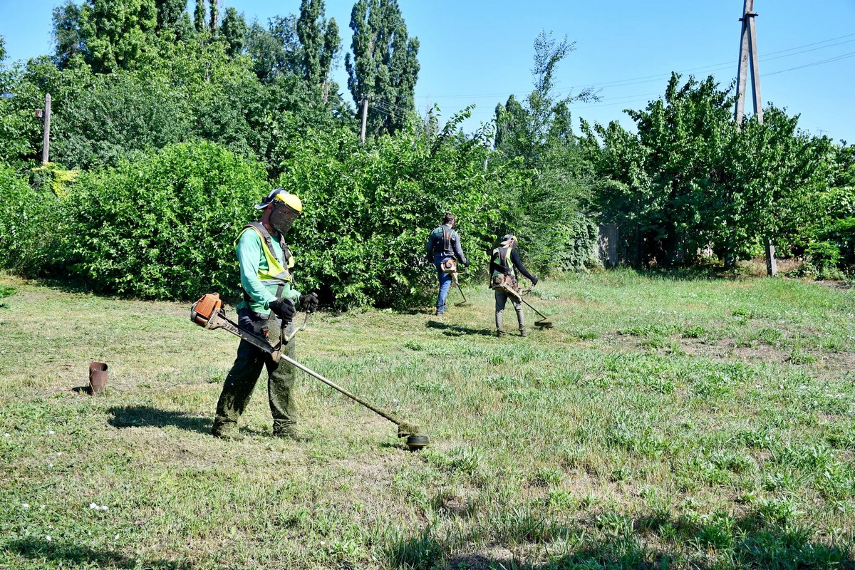 Усували наслідки обстрілів і буревію: чим займалися комунальники Нікополя на цьому тижні