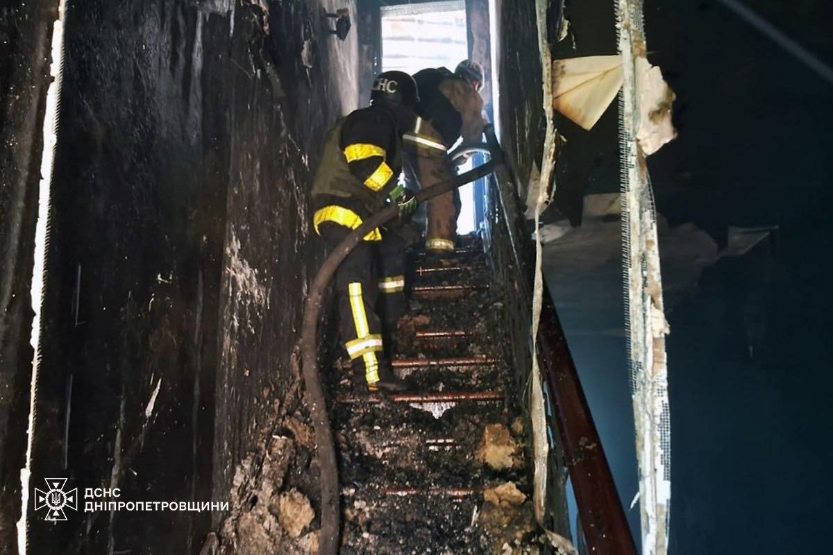 У Нікополі сьогодні внаслідок обстрілу загорівся двоповерховий будинок