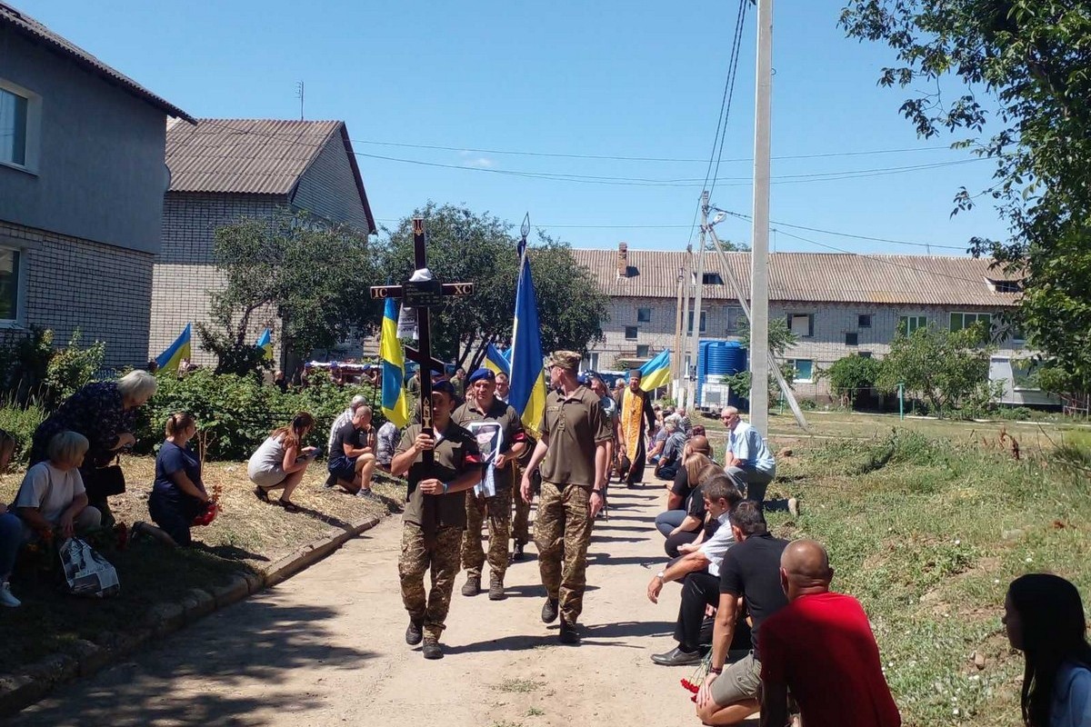 Він був символом мужності та незламної волі: на Нікопольщині провели в останню путь Героя (фото)