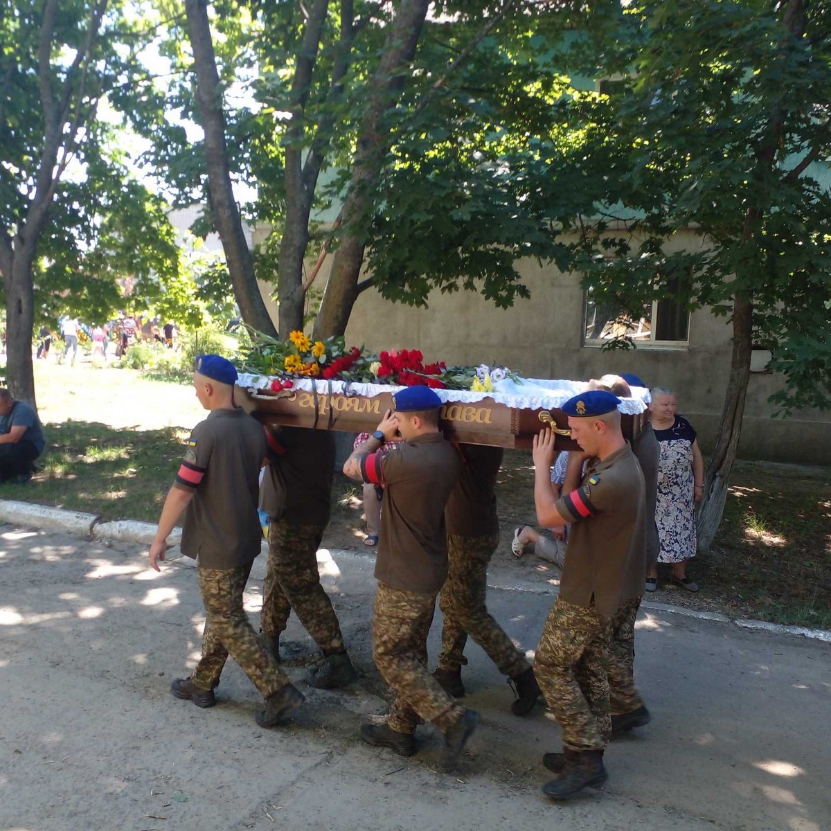 Він був символом мужності та незламної волі: на Нікопольщині провели в останню путь Героя (фото)