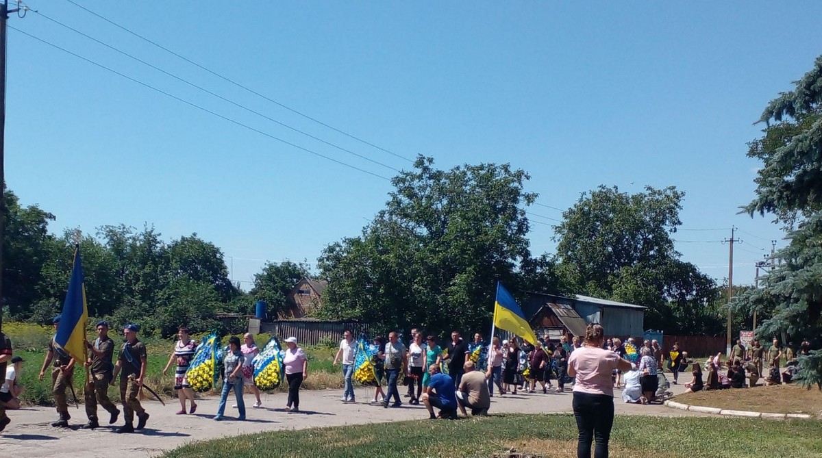 Він був символом мужності та незламної волі: на Нікопольщині провели в останню путь Героя (фото)