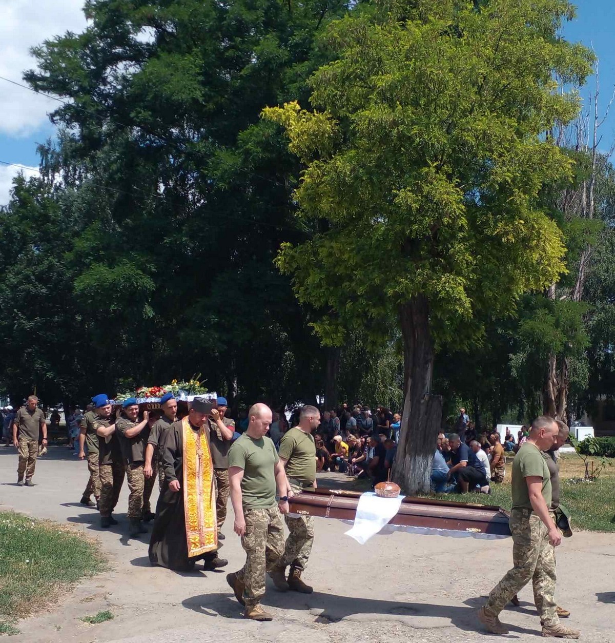 Він був символом мужності та незламної волі: на Нікопольщині провели в останню путь Героя (фото)