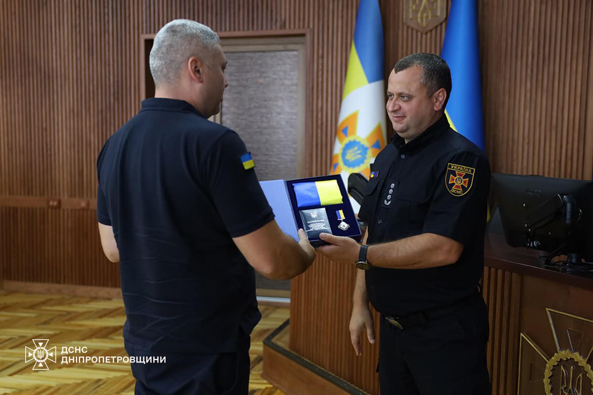 29 рятувальників Дніпропетровщини отримали нагороди та відзнаки до Дня Конституції