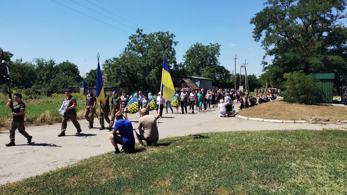 Він був символом мужності та незламної волі: на Нікопольщині провели в останню путь Героя (фото)