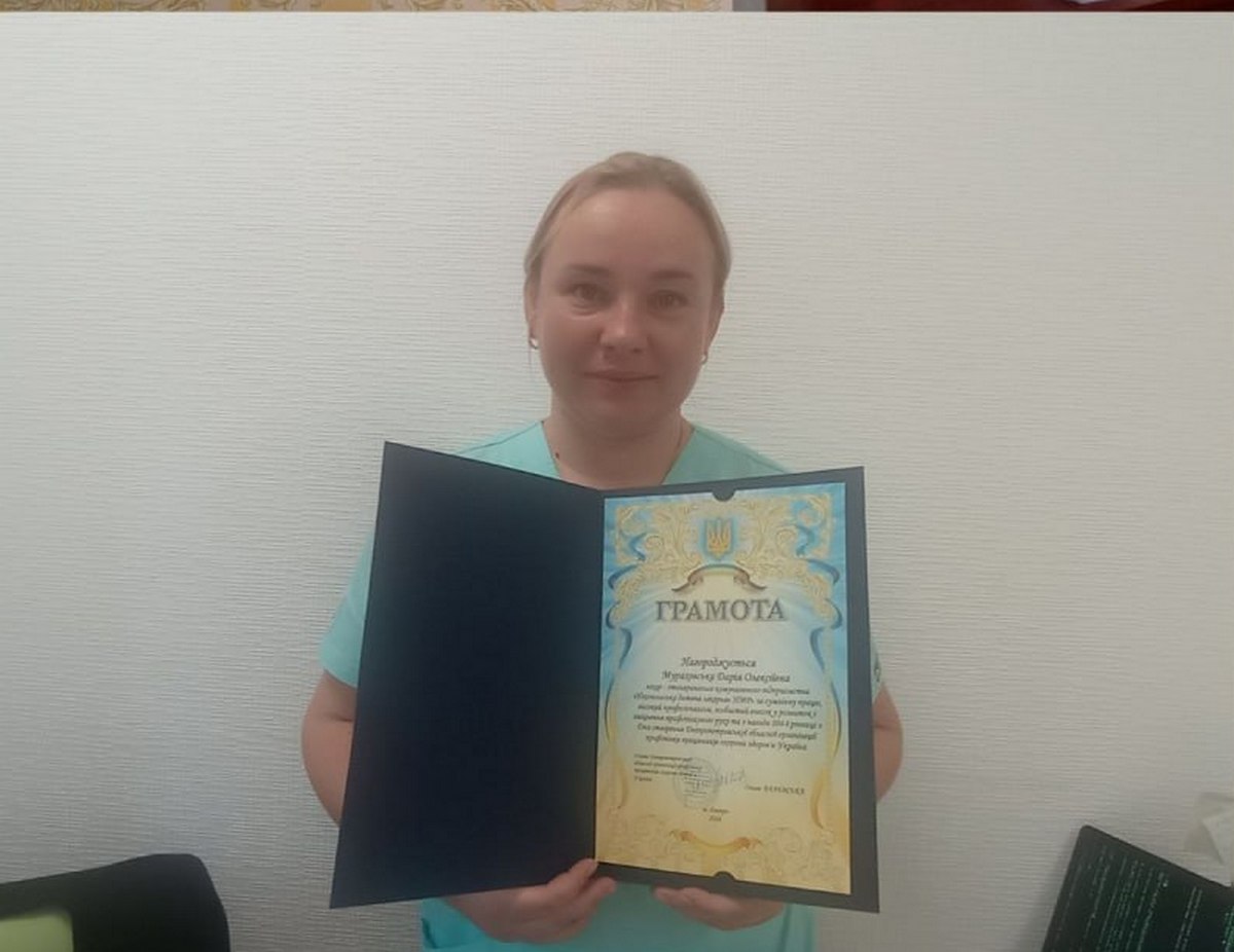 Дитяча лікарка з Нікополя отримала відзнаку від голови обласної організації профспілки працівників охорони здоров'я України