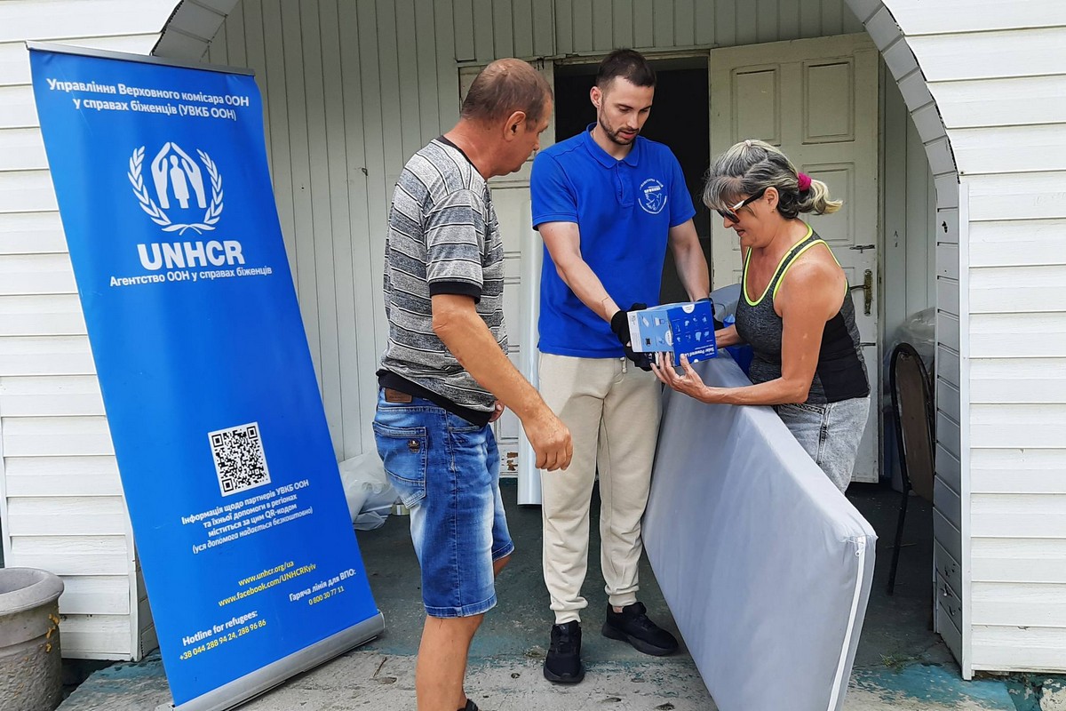 Гуманітарна місія «Проліска» допомагає мешканцям Нікополя і району відновлювати житло