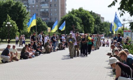 Покров сьогодні провів у останню путь Героя: фото