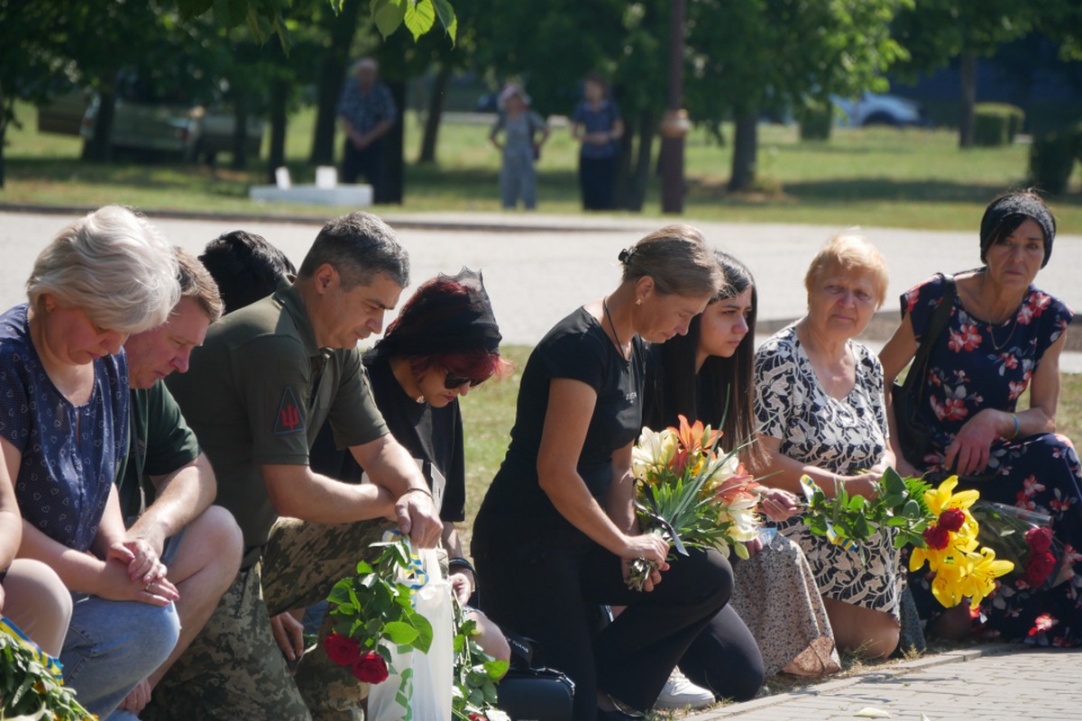 Покров сьогодні провів в останню путь 22-річного командира (фото)