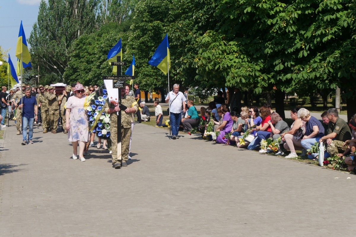 Покров сьогодні провів в останню путь 22-річного командира (фото)