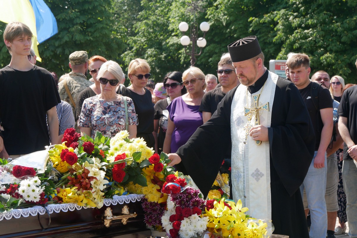 Покров сьогодні провів в останню путь 22-річного командира (фото)