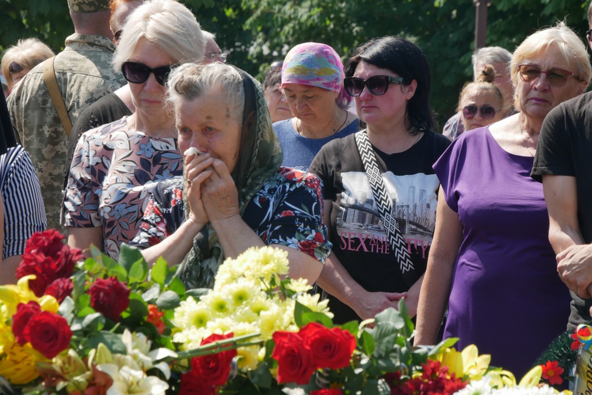 Покров сьогодні провів в останню путь 22-річного командира (фото)